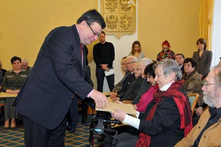 Ms. Zdenka Tominova, former spokeswoman of the Charter 77, receives the certificate