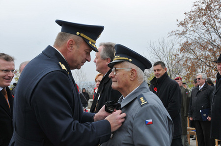 Chief of the General Staff General Vlastimil Picek hands over the ACR Honorary Badge to Colonel Ludevit Stefka