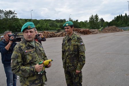 Velitel praporu předává veliteli úkolového uskupení vlajku 71. mpr „Sibiřského“