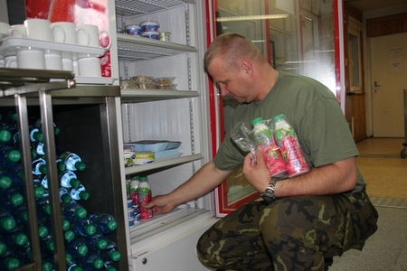 V lednicích našli vojáci ke svačině například klasické české produkty