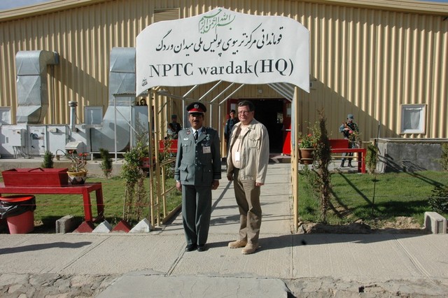 Ministr obrany na základně NPTC Wardak
 
