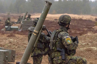 Příslušníci minometné čety před obdržením palebných rozkazů