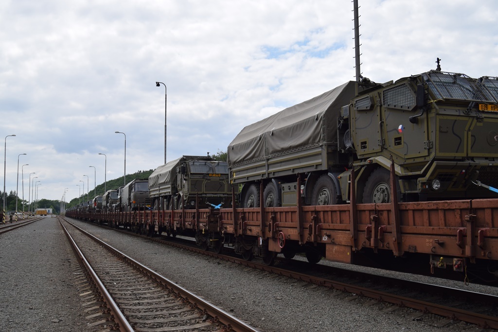 Vlakem vojáci překonají více než 600 km, dále pojedou po vlastní ose