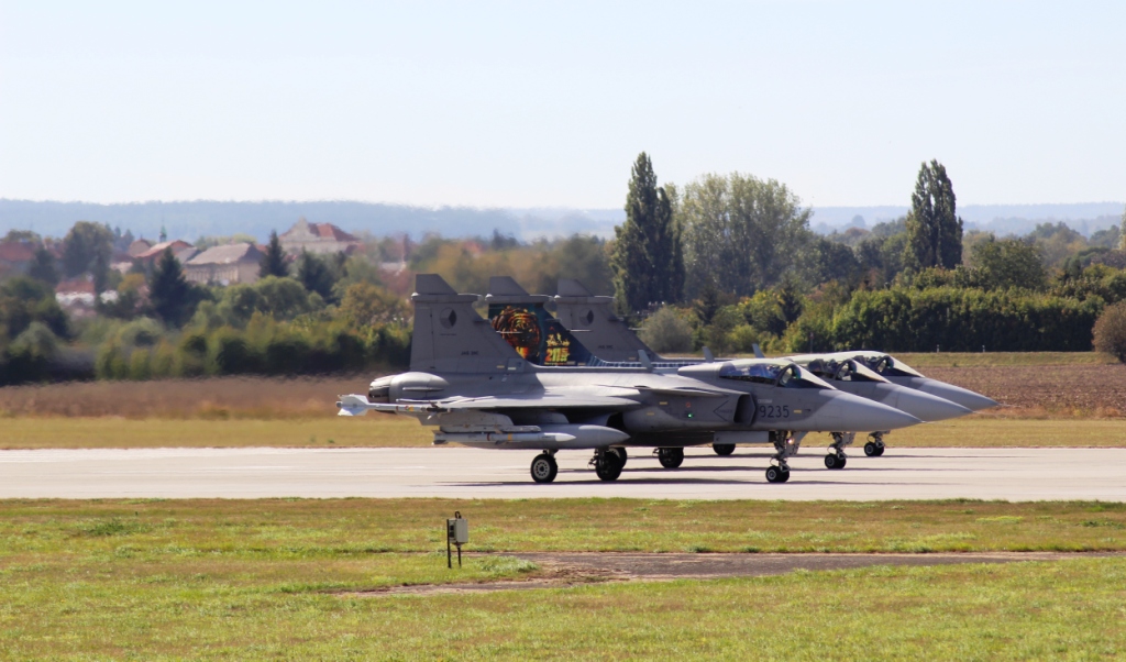První tři gripeny opustily čáslavskou základnu krátce po půl dvanácté