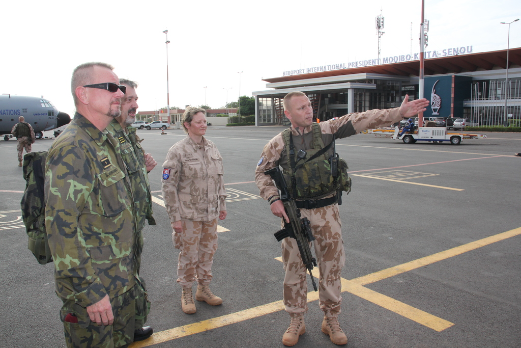 Kapitán Sluka, velitel 12. Úkolového uskupení AČR v EUTM-M vítá generála Opatu v Mali