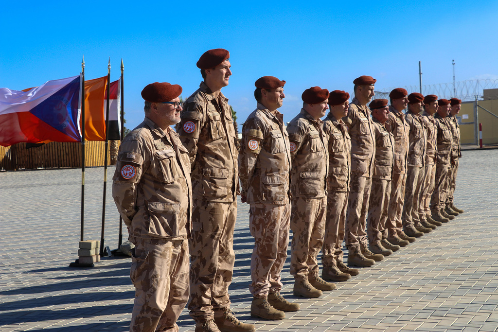  17. letecká jednotka nastoupena k slavnostnímu udělení medailí MFO