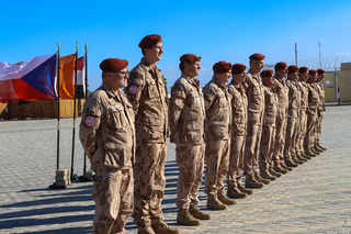  17. letecká jednotka nastoupena k slavnostnímu udělení medailí MFO