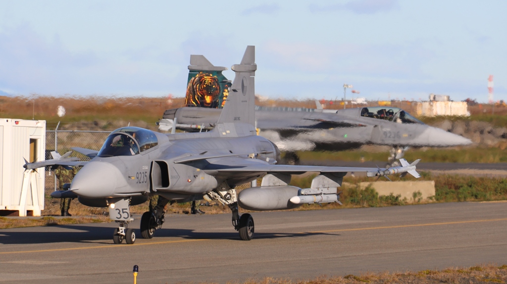 České gripeny ihned po přistání v Keflavíku zamířily do svých úkrytů, kde je čeká důkladná kontrola a příprava na první lety začátkem příštího týdne