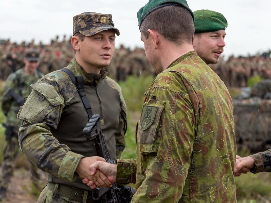 Velitel roty přebírá ocenění z rukou velitele litevské brigády za cvičení IRON WOLF 2019