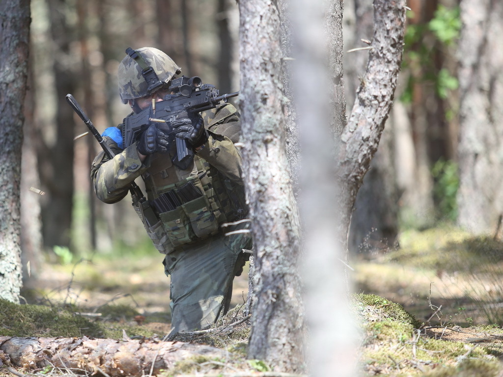 Příslušník 41. mechanizovaného praporu útočí při kontaktu na protivníka