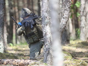Příslušník 41. mechanizovaného praporu útočí při kontaktu na protivníka