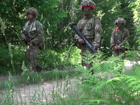 Britští vojáci během přesunu za průzkumným týmem