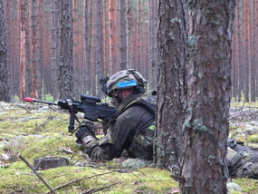 Příslušník 2. rotního úkolového uskupení přebíjí