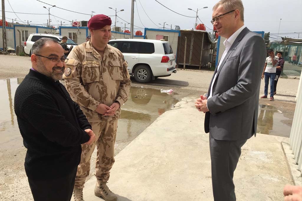 Plukovník Josef Nejedlý s velvyslancem ČR v Iráku Martinem Vítkem a ředitelem uprchlického centra St. Marie a katolické školy Fr. Martinem Dawoodem