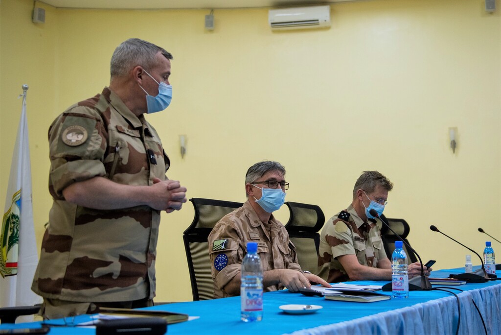 Velitel operace Barkhane, generál Alain Vidal, představuje posluchačům generála Ridzáka