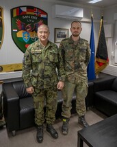 Velitel VeOper generál Vlček se setkal se zástupci velení mnohonárodní brigády v Litvě a českými vojáky, kteří jsou zde vyslaní k plnění úkolů
