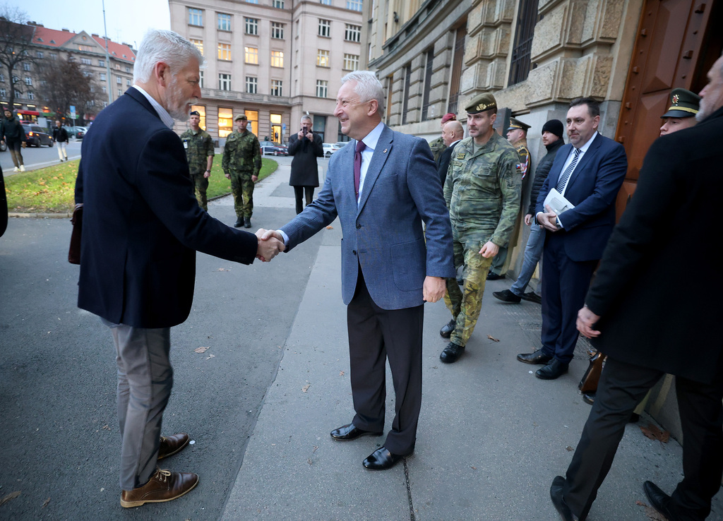 Před generálním štábem uvítal prezidenta republiky ministr obrany Jaromír Zůna