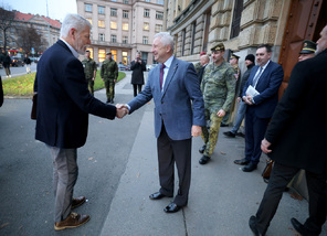 Před generálním štábem uvítal prezidenta republiky ministr obrany Jaromír Zůna