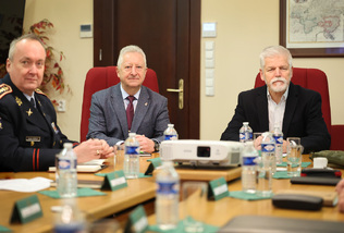 Prezident republiky Petr Pavel a ministr obrany Jaromír Zůna