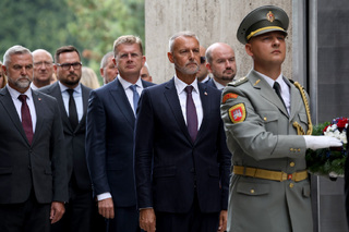 Slovensko si připomíná 82 let od SNP, oslav se zúčastnil i ministr obrany. V Lešti pak navštívil české vojáky