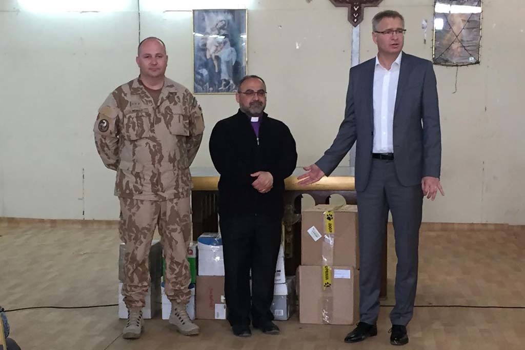 Humanitární dar přivezl z České republiky plukovník Josef Nejedlý ze Společného operačního centra MO