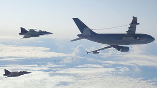Airbus A310 MRTT doplňuje palivo JAS-39C Gripen