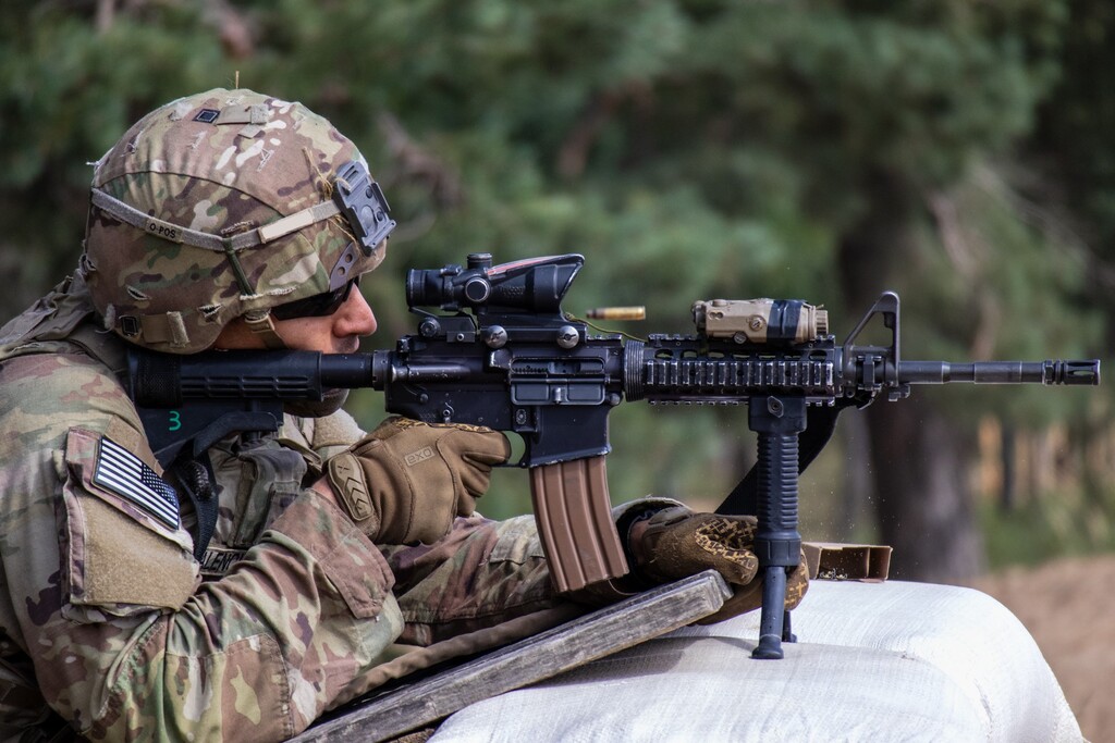 Střelecká část nesmí chybět v žádné armádní soutěži, účastnil se i tým amerických vojáků