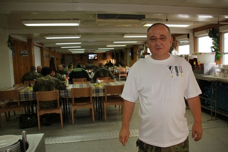 Praporčík Miroslav Hespodárik se svými „kuchařskými řády“ při posledním výdeji stravy