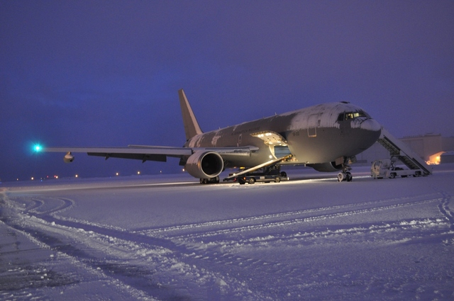  Jako první opustil vzletovou a přistávací dráhu letecké základny Keflavík italský tanker KC-767  
