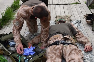 Pravidelný výcvik je potřebný k tomu, aby si vojáci pravidelně připomínali znalosti, které získali na odborném kurzu CLS v České republice. Závěrečné vyhodnocení vždy provede lékař.