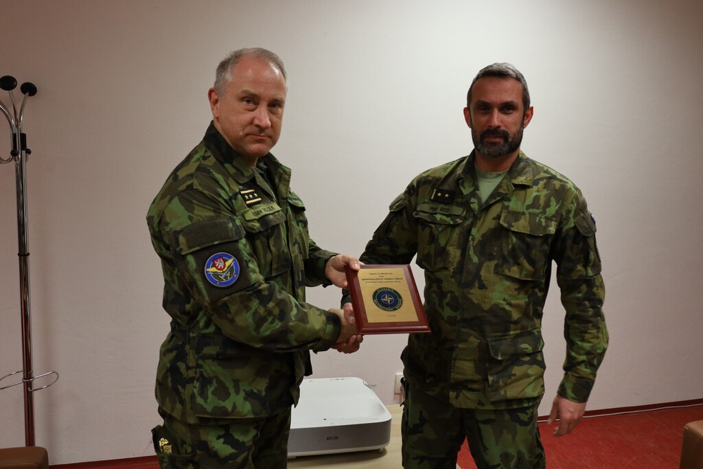 Na Slovensku se generálporučík Václav Vlček setkal s velením španělské mnohonárodní brigády i s nově narotovanými vojáky 8. úkolového uskupení