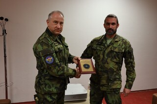 Na Slovensku se generálporučík Václav Vlček setkal s velením španělské mnohonárodní brigády i s nově narotovanými vojáky 8. úkolového uskupení