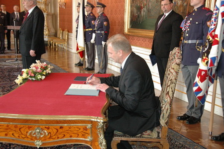 Vlastimil Picek signs the minister's oath