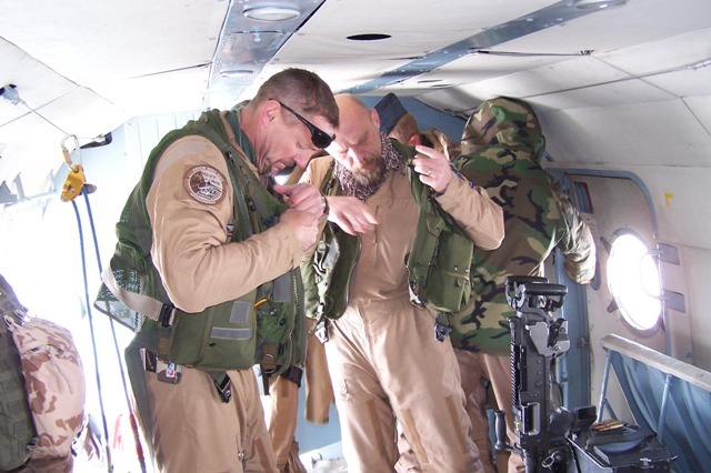  Kbelští příslušníci 5. AAT (Air Advisoring team) ze skupiny  Mi-17  při předletové přípravě.