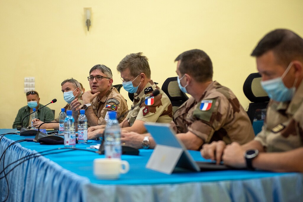 Generál Ridzák odpovídá studentům na dotazy