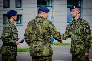 Někteří vojáci převzali mimořádné ocenění za plnění služebních úkolů při svém nasazení v zahraniční operaci.