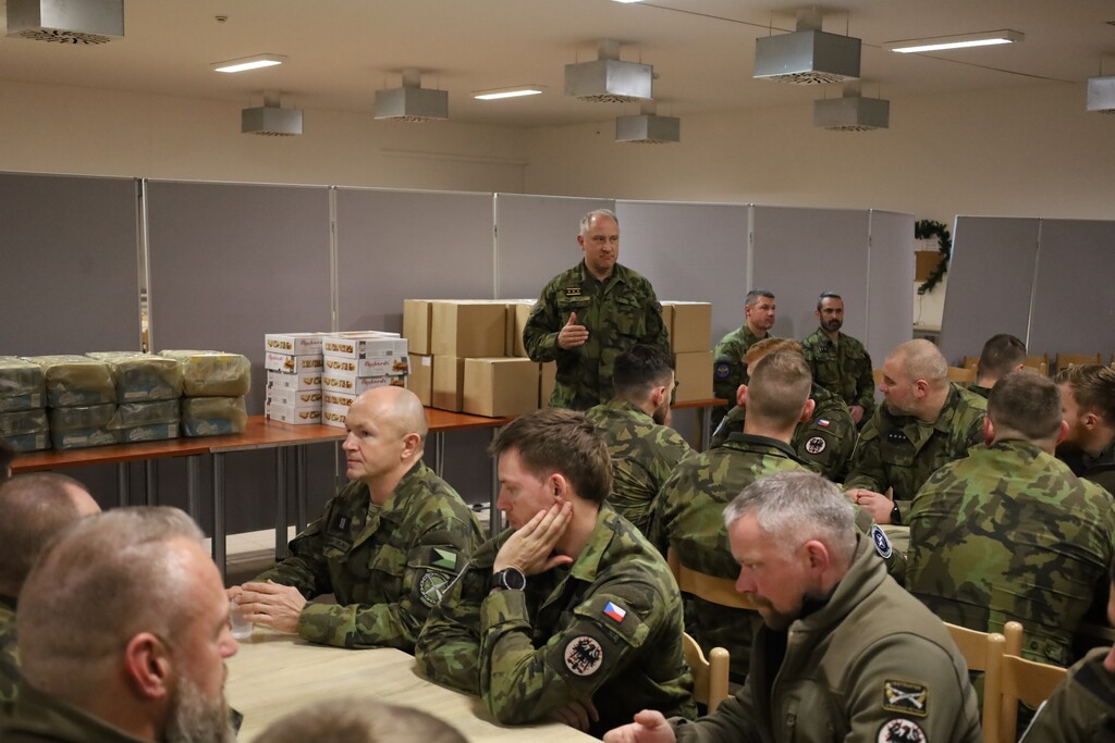 Na Slovensku se generálporučík Václav Vlček setkal s velením španělské mnohonárodní brigády i s nově narotovanými vojáky 8. úkolového uskupení