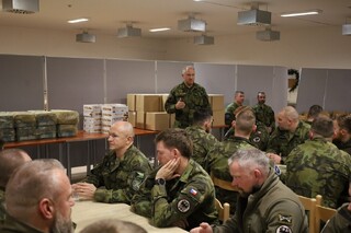 Na Slovensku se generálporučík Václav Vlček setkal s velením španělské mnohonárodní brigády i s nově narotovanými vojáky 8. úkolového uskupení