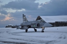  JAS-39C Gripen s potiskem pro letošní NATO Tiger Meet opouští svůj úkryt jako druhý 