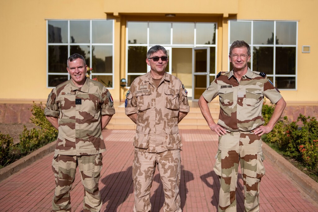 Společné foto. Zleva: brigádní generál Alain Vidal, brigádní generál František Ridzák, generálporučík 	Patrick Destremau