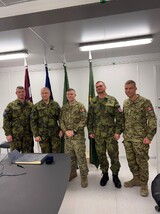 U mnohonárodní brigády v Lotyšsku, která je pod velením Kanady, se velitel operačního velitelství setkal se zástupci velení i s českou skupinou vojáků, která zanedlouho završí své půlroční působení