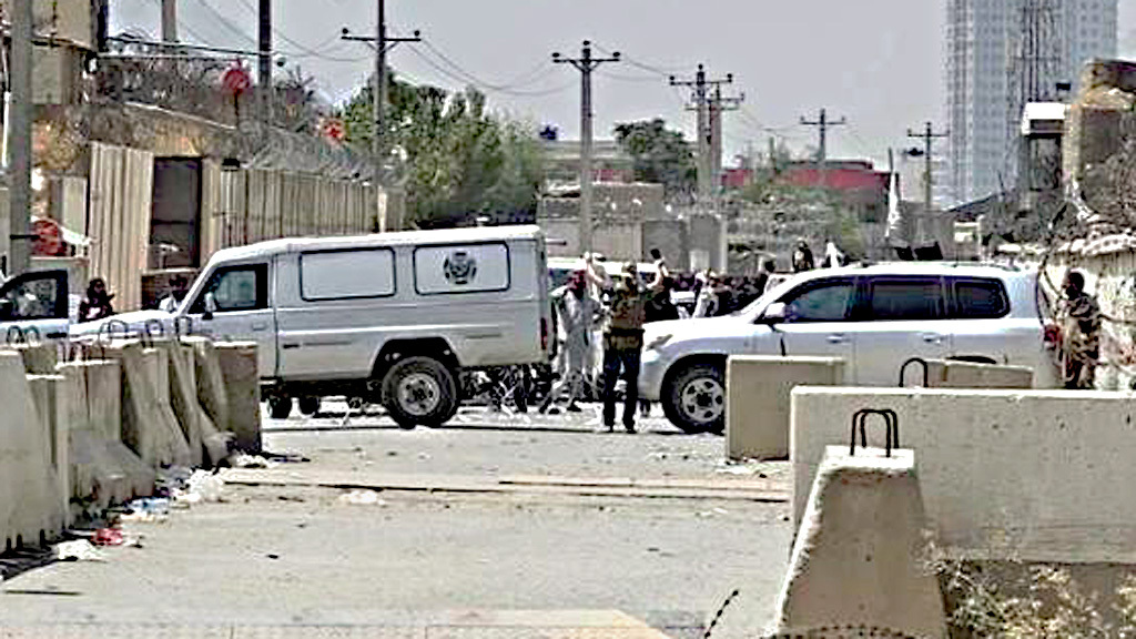 The commander of KAMBA arranged the evacuation of local employees with the Taliban 