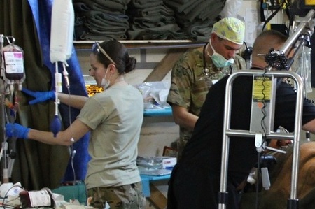 Čeští zdravotníci zachraňovali irácké vojáky při hromadném příjmu