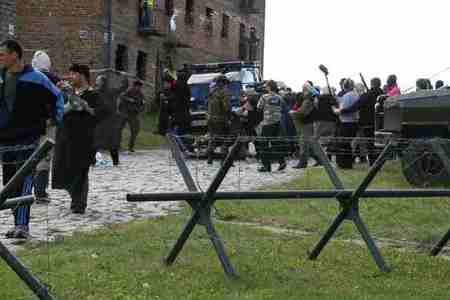 Challenge for policemen protecting "a supreme commander"