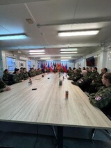 U mnohonárodní brigády v Lotyšsku, která je pod velením Kanady, se velitel operačního velitelství setkal se zástupci velení i s českou skupinou vojáků, která zanedlouho završí své půlroční působení