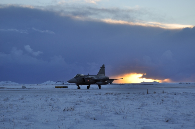  JAS-39C Gripen směřující­ na vzletovou dráhu islandského letišťě 