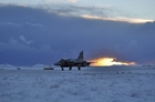  JAS-39C Gripen směřující­ na vzletovou dráhu islandského letišťě 