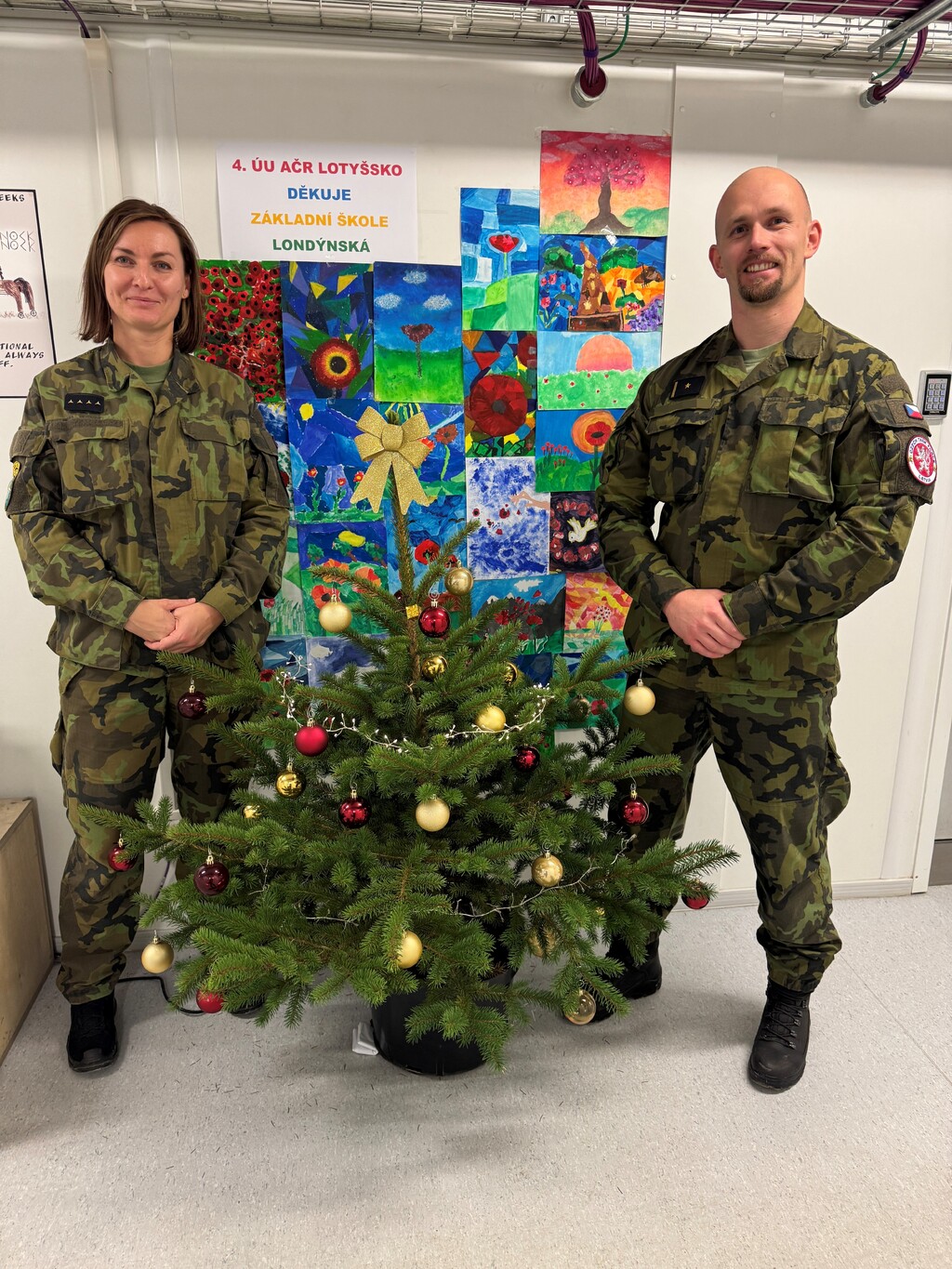 Vojákům udělaly dárky od dětí radost