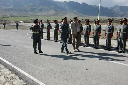 Základna NPTC Wardak, defilé ministra kolem čestné jednotky ANP