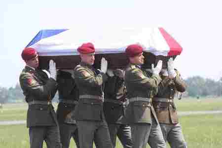 Speciál s ostatky rotmistra Roberta Vyroubala přistál na kbelském letišti